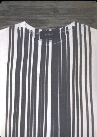 Remera blanca con rayas irregulares en negro Potipoti